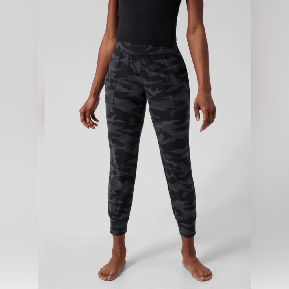 NWT Athleta Salutation Camo Joggers, size SP, color camo black & gray